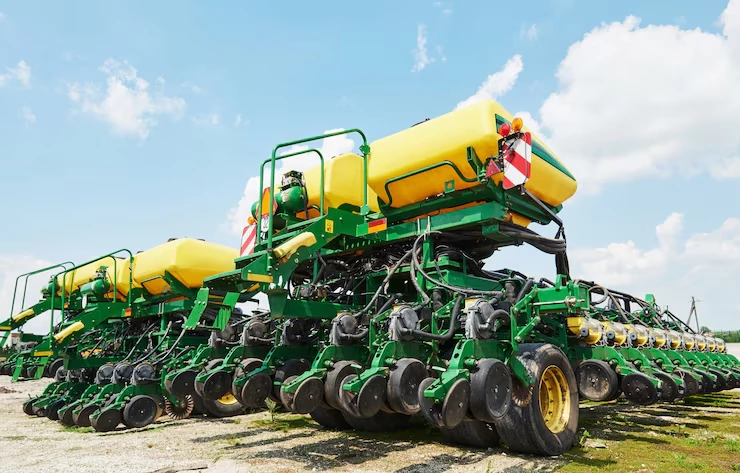 Tractores agrícolas en campo de cultivo en Cantabria